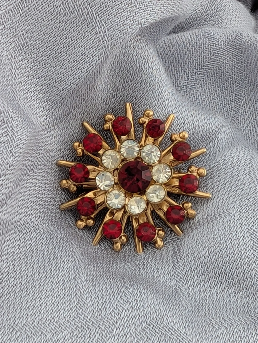 Vtg Ruby Red Clear Rhinestone Gold Sunburst Brooch Pin Starburst Flower Retro